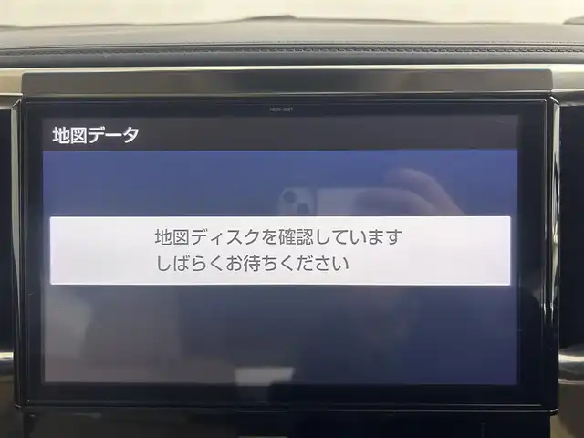 トヨタ アルファードハイブリット G 道央・札幌 2018(平30)年 6.5万km ホワイトパールクリスタルシャイン ・４ＷＤ/・フリップダウン/・純正ナビ/・BT/CD/DVD/SD/・フルセグTV/・トヨタセーフティセンス/・ビルトインETC2.0/・MTモード/・パワーシート/・両側パワースライドドア/・シートヒーター／エアコン/・純正ドライブレコーダー/・アダプティブクルーズコントロール/・ステアリングスイッチ/・電子パーキングブレーキ/・オートホールド/・オートライト/・オートマチックハイビーム/・純正フロアマット/・スマートキー/・プッシュスタート/・ホワイトレザーシート