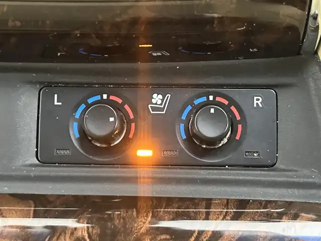 トヨタ アルファードハイブリット G 道央・札幌 2018(平30)年 6.5万km ホワイトパールクリスタルシャイン ・４ＷＤ/・フリップダウン/・純正ナビ/・BT/CD/DVD/SD/・フルセグTV/・トヨタセーフティセンス/・ビルトインETC2.0/・MTモード/・パワーシート/・両側パワースライドドア/・シートヒーター／エアコン/・純正ドライブレコーダー/・アダプティブクルーズコントロール/・ステアリングスイッチ/・電子パーキングブレーキ/・オートホールド/・オートライト/・オートマチックハイビーム/・純正フロアマット/・スマートキー/・プッシュスタート/・ホワイトレザーシート