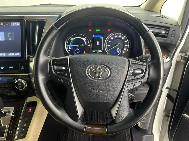 トヨタ アルファードハイブリット G 道央・札幌 2018(平30)年 6.5万km ホワイトパールクリスタルシャイン ・４ＷＤ/・フリップダウン/・純正ナビ/・BT/CD/DVD/SD/・フルセグTV/・トヨタセーフティセンス/・ビルトインETC2.0/・MTモード/・パワーシート/・両側パワースライドドア/・シートヒーター／エアコン/・純正ドライブレコーダー/・アダプティブクルーズコントロール/・ステアリングスイッチ/・電子パーキングブレーキ/・オートホールド/・オートライト/・オートマチックハイビーム/・純正フロアマット/・スマートキー/・プッシュスタート/・ホワイトレザーシート