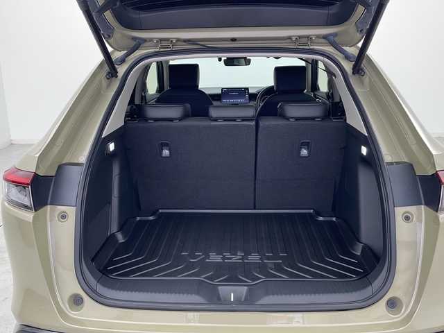 ホンダ ヴェゼル ハイブリッド e:HEV Z 宮城県 2021(令3)年 1.2万km サンドカーキパール 禁煙車/ワンオーナー/ホンダセンシング/・衝突軽減ブレーキ/・路外逸脱抑制機能/・アダプティブクルーズコントロール/・車線維持支援システム/・誤発進抑制機能 /・オートハイビーム/ブラインドスポットモニター/前席シートヒーター/全周囲カメラ/電動リアゲート/ステアリングヒーター/純正9インチディスプレイオーディオ/・インターナビ/BT/AM/FM/USB/フルセグTV/純正ドライブレコーダー（F/R）/ビルトインETC2.0/革巻きステアリング/ステアリングスイッチ/パドルシフト/電動パーキングブレーキ/オートホールド/プッシュスタート/スマートキー/置くだけ充電/ワイパーデアイサー/パーキングセンサーソナー/純正LEDヘッドライト/純正LEDフォグランプ/純正18インチアルミホイール/純正フロアマット