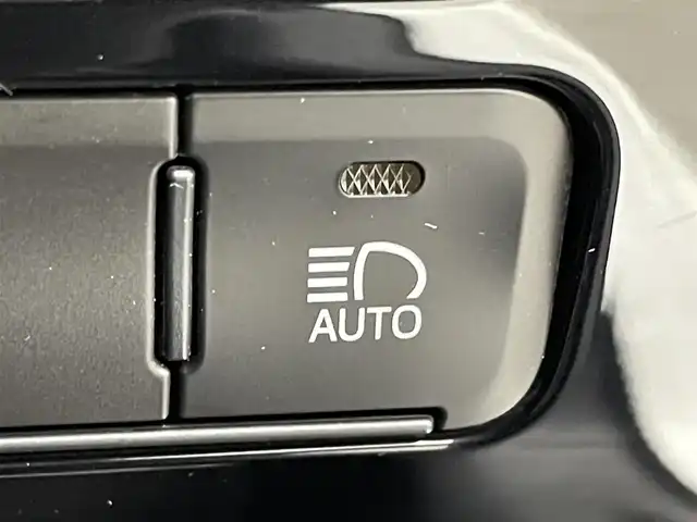トヨタ プリウス S 群馬県 2020(令2)年 8.4万km スーパーホワイトⅡ 社外７型ナビ　バックカメラ　衝突軽減　レーダークルーズ　オートハイビーム　１００Ｖ電源　ビルトインＥＴＣ２．０　前後コーナーセンサー　ＬＥＤヘッド　プッシュスタート　スマートキー　スペアキー　禁煙車