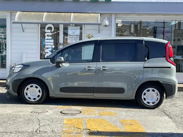 トヨタ シエンタ ハイブリッド G 神奈川県 2023(令5)年 2.3万km アーバンカーキ ワンオーナー/純正10.5インチディスプレイオーディオ/　（Bluetooth・USB・ミラキャス）/フルセグTV/両側パワースライドドア/前席シートヒーター/ステアリングヒーター/トヨタセーフティセンス/LEDヘッドライト/LEDフォグライト/レーダークルーズコントロール/パノラミックビューモニター/ビルトインETC2.0/前後アクセサリーコンセント/　（AC100V1500W）/スマートキー×2/保証書/取扱説明書