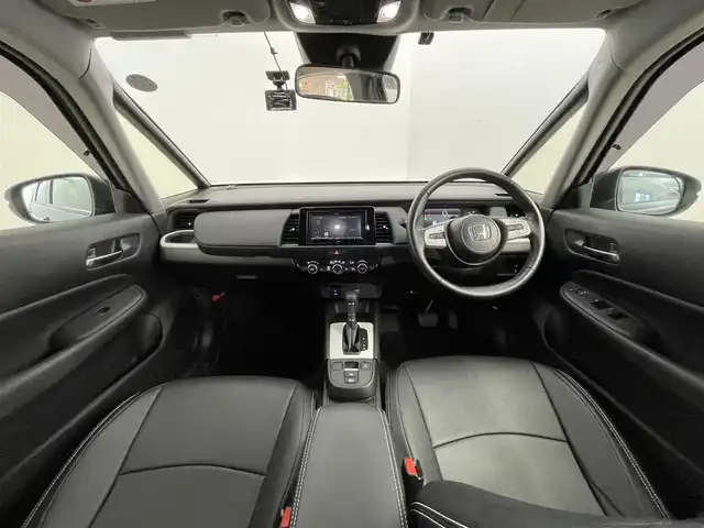 ホンダ フィット e:HEVホーム 道央・札幌 2023(令5)年 2万km クリスタルブラックパール ・４WD/・寒冷地仕様/・社外メモリナビ/　BT/USB/CD/DVD/SD/フルセグ/・社外ETC/・バックカメラ/・ホンダセンシング/・レーダークルーズコントロール/・踏み間違い衝突軽減ブレーキ/・横滑り防止/・レーンキープアシスト/・前後コーナーセンサー/・コンフォートビューパッケージ/・プッシュスタート/・スマートキー/・LEDヘッドライト/・オートライト/・オートマチックハイビーム/・ヘッドランプレベライザー/・純正フロアマット