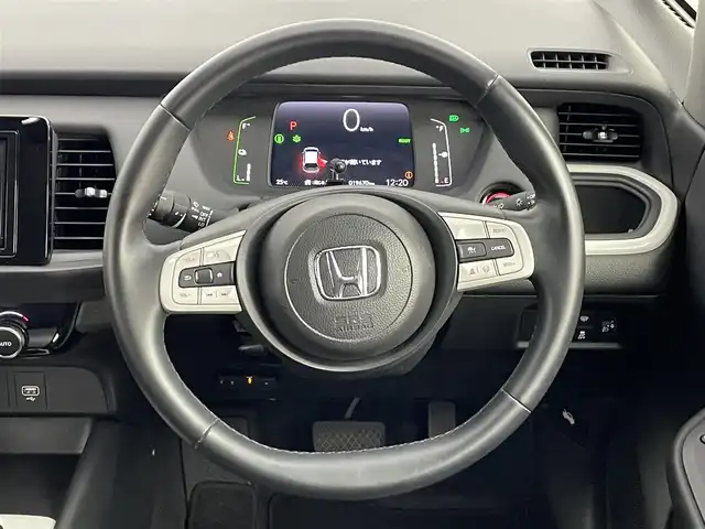ホンダ フィット e:HEVホーム 道央・札幌 2023(令5)年 2万km クリスタルブラックパール ・４WD/・寒冷地仕様/・社外メモリナビ/　BT/USB/CD/DVD/SD/フルセグ/・社外ETC/・バックカメラ/・ホンダセンシング/・レーダークルーズコントロール/・踏み間違い衝突軽減ブレーキ/・横滑り防止/・レーンキープアシスト/・前後コーナーセンサー/・コンフォートビューパッケージ/・プッシュスタート/・スマートキー/・LEDヘッドライト/・オートライト/・オートマチックハイビーム/・ヘッドランプレベライザー/・純正フロアマット