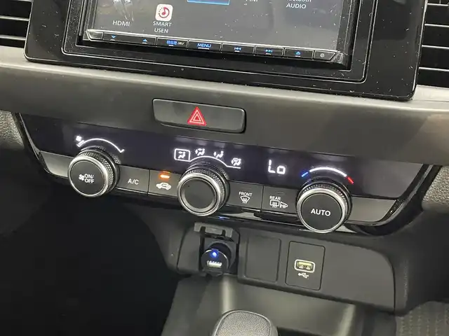ホンダ フィット e:HEVホーム 道央・札幌 2023(令5)年 2万km クリスタルブラックパール ・４WD/・寒冷地仕様/・社外メモリナビ/　BT/USB/CD/DVD/SD/フルセグ/・社外ETC/・バックカメラ/・ホンダセンシング/・レーダークルーズコントロール/・踏み間違い衝突軽減ブレーキ/・横滑り防止/・レーンキープアシスト/・前後コーナーセンサー/・コンフォートビューパッケージ/・プッシュスタート/・スマートキー/・LEDヘッドライト/・オートライト/・オートマチックハイビーム/・ヘッドランプレベライザー/・純正フロアマット