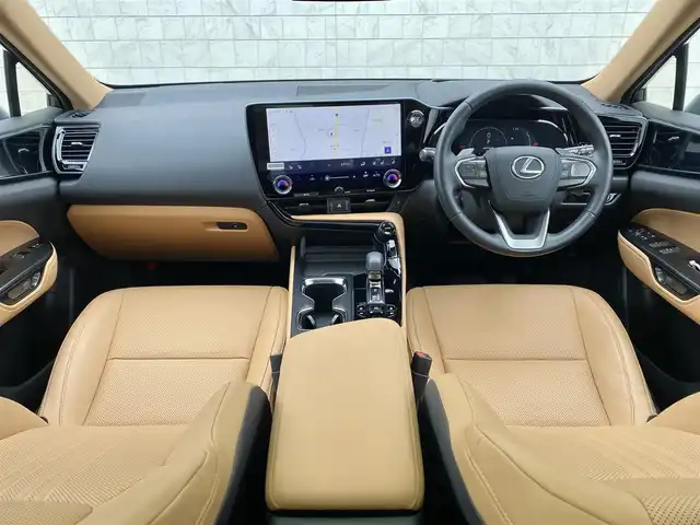 レクサス ＮＸ 250 岐阜県 2025(令7)年 0.5万km グラファイトブラックガラスフレーク パノラマサンルーフ　/ヘッドアップディスプレイ　/ブラインドスポットモニター　/純正ナビ（フルセグTV/Bluetooth/USB）/全方位カメラ　/レクサスセーフティシステムプラス/クリアランスソナー/純正ドライブレコーダー/クルーズコントロール/エアシート・シートヒーター/デュアルオートエアコン/Trail Mode/ダウンヒルアシストコントロールシステム/革巻きステアリング/ステアリングスイッチ/ブラウンレザーシート　/前席パワーシート　/パワーバックドア　/ビルトインETC2.0 /純正20インチアルミホイール/カードキー・スマートキー×２