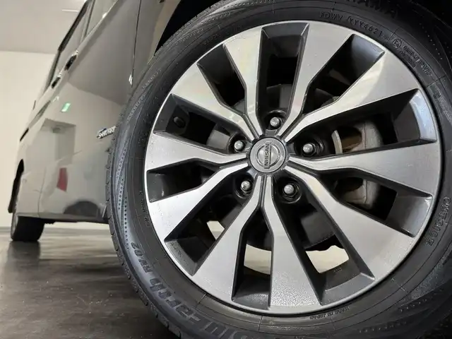 日産 セレナ ハイウェイスター 三重県 2016(平28)年 3.2万km ダイヤモンドブラック S-HYBRID/FF/インパネCVT/純正 9インチナビ MM516D-L/（iPod/SD/FM/AM/TV/WALKMAN/USB/Bluetooth/CD/DVD/Blu-ray/MUSIC STOCKER/HDMI/VTR/AUX）/・純正 11インチ 後席モニター/インテリジェント アラウンドビューモニター（移動物検知機能付）*1/両側 ハンズフリーオートスライドドア/ビルトイン ETC/安全/【OP】セーフティパックA/・踏み間違い衝突防止アシスト*/・インテリジェント パーキングアシスト*/・標識検知機能*/・インテリジェント DA（ふらつき警報）*/・フロント & バックソナー*/・LDW（車線逸脱警報）/・エマージェンシーブレーキ/装備/・定速クルーズコントロール/・前後 オートエアコン/・オートライト/・LEDヘッドライト/・フロントフォグライト/・ハイビームアシスト/・ヒーター付ドアミラー*1/・ステアリングスイッチ*1/・純正16inAW/・プッシュスタート/・保/取/ナビ取/・スマートキーx1/など/*1…セーフティパックAの装備