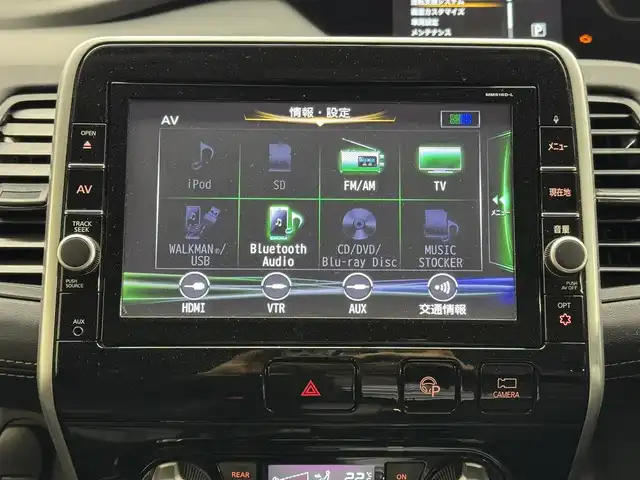 日産 セレナ ハイウェイスター 三重県 2016(平28)年 3.2万km ダイヤモンドブラック S-HYBRID/FF/インパネCVT/純正 9インチナビ MM516D-L/（iPod/SD/FM/AM/TV/WALKMAN/USB/Bluetooth/CD/DVD/Blu-ray/MUSIC STOCKER/HDMI/VTR/AUX）/・純正 11インチ 後席モニター/インテリジェント アラウンドビューモニター（移動物検知機能付）*1/両側 ハンズフリーオートスライドドア/ビルトイン ETC/安全/【OP】セーフティパックA/・踏み間違い衝突防止アシスト*/・インテリジェント パーキングアシスト*/・標識検知機能*/・インテリジェント DA（ふらつき警報）*/・フロント & バックソナー*/・LDW（車線逸脱警報）/・エマージェンシーブレーキ/装備/・定速クルーズコントロール/・前後 オートエアコン/・オートライト/・LEDヘッドライト/・フロントフォグライト/・ハイビームアシスト/・ヒーター付ドアミラー*1/・ステアリングスイッチ*1/・純正16inAW/・プッシュスタート/・保/取/ナビ取/・スマートキーx1/など/*1…セーフティパックAの装備