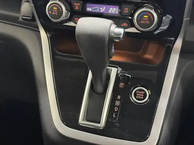 日産 セレナ ハイウェイスター 三重県 2016(平28)年 3.2万km ダイヤモンドブラック S-HYBRID/FF/インパネCVT/純正 9インチナビ MM516D-L/（iPod/SD/FM/AM/TV/WALKMAN/USB/Bluetooth/CD/DVD/Blu-ray/MUSIC STOCKER/HDMI/VTR/AUX）/・純正 11インチ 後席モニター/インテリジェント アラウンドビューモニター（移動物検知機能付）*1/両側 ハンズフリーオートスライドドア/ビルトイン ETC/安全/【OP】セーフティパックA/・踏み間違い衝突防止アシスト*/・インテリジェント パーキングアシスト*/・標識検知機能*/・インテリジェント DA（ふらつき警報）*/・フロント & バックソナー*/・LDW（車線逸脱警報）/・エマージェンシーブレーキ/装備/・定速クルーズコントロール/・前後 オートエアコン/・オートライト/・LEDヘッドライト/・フロントフォグライト/・ハイビームアシスト/・ヒーター付ドアミラー*1/・ステアリングスイッチ*1/・純正16inAW/・プッシュスタート/・保/取/ナビ取/・スマートキーx1/など/*1…セーフティパックAの装備