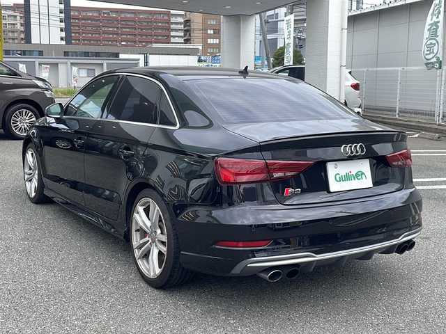 アウディ Ｓ３ セダン 福岡県 2017(平29)年 13.3万km パンサーブラッククリスタルエフェクト 純正ナビ（AM/FM/BT/CD)/バックカメラ/クルーズコントロール/前席パワーシート/前席シートヒーター/パドルシフト/ビルトインETC/クリアランスソナー/アイドリングストップ/横滑り防止装置/純正18インチアルミホイール/フロアマット/取扱説明書/保証書