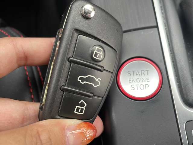 アウディ Ｓ３ セダン 福岡県 2017(平29)年 13.3万km パンサーブラッククリスタルエフェクト 純正ナビ（AM/FM/BT/CD)/バックカメラ/クルーズコントロール/前席パワーシート/前席シートヒーター/パドルシフト/ビルトインETC/クリアランスソナー/アイドリングストップ/横滑り防止装置/純正18インチアルミホイール/フロアマット/取扱説明書/保証書