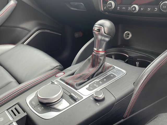 アウディ Ｓ３ セダン 福岡県 2017(平29)年 13.3万km パンサーブラッククリスタルエフェクト 純正ナビ（AM/FM/BT/CD)/バックカメラ/クルーズコントロール/前席パワーシート/前席シートヒーター/パドルシフト/ビルトインETC/クリアランスソナー/アイドリングストップ/横滑り防止装置/純正18インチアルミホイール/フロアマット/取扱説明書/保証書