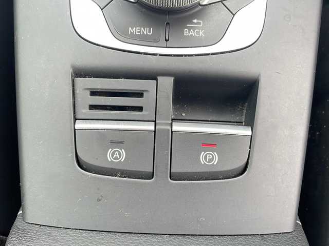 アウディ Ｓ３ セダン 福岡県 2017(平29)年 13.3万km パンサーブラッククリスタルエフェクト 純正ナビ（AM/FM/BT/CD)/バックカメラ/クルーズコントロール/前席パワーシート/前席シートヒーター/パドルシフト/ビルトインETC/クリアランスソナー/アイドリングストップ/横滑り防止装置/純正18インチアルミホイール/フロアマット/取扱説明書/保証書