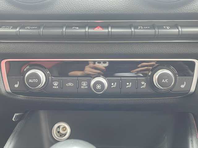 アウディ Ｓ３ セダン 福岡県 2017(平29)年 13.3万km パンサーブラッククリスタルエフェクト 純正ナビ（AM/FM/BT/CD)/バックカメラ/クルーズコントロール/前席パワーシート/前席シートヒーター/パドルシフト/ビルトインETC/クリアランスソナー/アイドリングストップ/横滑り防止装置/純正18インチアルミホイール/フロアマット/取扱説明書/保証書