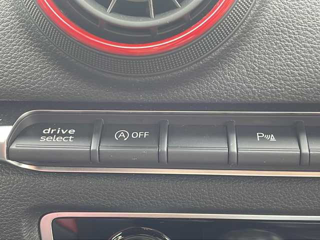 アウディ Ｓ３ セダン 福岡県 2017(平29)年 13.3万km パンサーブラッククリスタルエフェクト 純正ナビ（AM/FM/BT/CD)/バックカメラ/クルーズコントロール/前席パワーシート/前席シートヒーター/パドルシフト/ビルトインETC/クリアランスソナー/アイドリングストップ/横滑り防止装置/純正18インチアルミホイール/フロアマット/取扱説明書/保証書