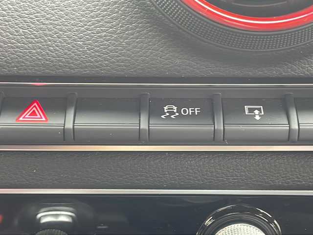 アウディ Ｓ３ セダン 福岡県 2017(平29)年 13.3万km パンサーブラッククリスタルエフェクト 純正ナビ（AM/FM/BT/CD)/バックカメラ/クルーズコントロール/前席パワーシート/前席シートヒーター/パドルシフト/ビルトインETC/クリアランスソナー/アイドリングストップ/横滑り防止装置/純正18インチアルミホイール/フロアマット/取扱説明書/保証書