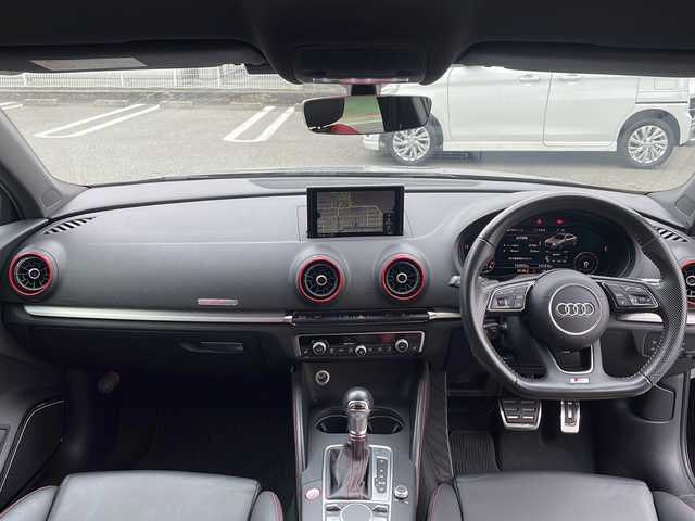 アウディ Ｓ３ セダン 福岡県 2017(平29)年 13.3万km パンサーブラッククリスタルエフェクト 純正ナビ（AM/FM/BT/CD)/バックカメラ/クルーズコントロール/前席パワーシート/前席シートヒーター/パドルシフト/ビルトインETC/クリアランスソナー/アイドリングストップ/横滑り防止装置/純正18インチアルミホイール/フロアマット/取扱説明書/保証書