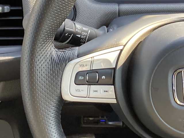 ホンダ フィット e:HEVネス 佐賀県 2020(令2)年 5.5万km シャイニンググレーM Gathers8インチナビ/バックカメラ/衝突被害軽減ブレーキ/路線逸脱警報/アダプティブクルーズコントロール/クリアランスソナー/電動パーキングブレーキ/オートブレーキホールド/ビルトインETC/ドライブレコーダー/ステアリングリモコン/プッシュスタート/スマートキー/LEDヘッドライト/フォグライト/純正アルミホイール