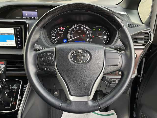 トヨタ エスクァイア Gi 道北・旭川 2021(令3)年 4.2万km スパークリングブラックパールクリスタルシャイン ・４WD/・寒冷地仕様/・純正ディーラーOPナビ/CD/SD/BT/SD/フルセグ/ラジオ/・バックカメラ/・トヨタセーフティーセンス/PCS/LDA/オートマチックハイビーム/先行車発進告知機能/・クルーズコントロール/・純正ビルトインETC/・クリアランスソナー/・社外ドライブレコーダー前後/・アイドリングストップ/・ECOMODE/・ワイパーデアイサー/・オートエアコン/・リアオートエアコン/・ナノイー/・ドアミラーヒーター/・両側パワースライドドア/・前席シートヒーター/・レザーシート/・革巻きステアリング/・ステアリングリモコン/・MTモード付AT/・プッシュスタート/・エンジンスターター一体スマートキー/・スペアキー/・LEDヘッドライト/・オートライト/・フォグランプ/・電動格納ミラー/・ウィンカーミラー/・純正フロアマット/・ドアバイザー/・社外AW付冬タイヤ積込