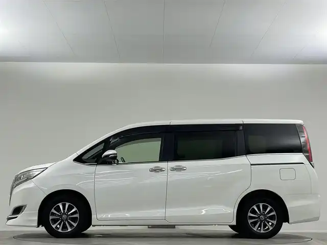 トヨタ エスクァイア Gi プレミアムパッケージ 埼玉県 2018(平30)年 5.6万km パール ＴＲＤエアロ　純正１０インチナビ　両側パワースライド　シートヒーター　ステアリングヒーター　ＬＥＤヘッドライト　ＬＥＤフォグ　バックカメラ　リアオートエアコン　クルーズコントロール　ビルトインＥＴＣ