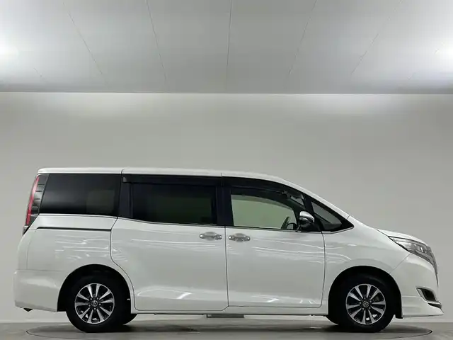 トヨタ エスクァイア Gi プレミアムパッケージ 埼玉県 2018(平30)年 5.6万km パール ＴＲＤエアロ　純正１０インチナビ　両側パワースライド　シートヒーター　ステアリングヒーター　ＬＥＤヘッドライト　ＬＥＤフォグ　バックカメラ　リアオートエアコン　クルーズコントロール　ビルトインＥＴＣ