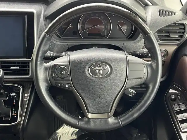 トヨタ エスクァイア Gi プレミアムパッケージ 埼玉県 2018(平30)年 5.6万km パール ＴＲＤエアロ　純正１０インチナビ　両側パワースライド　シートヒーター　ステアリングヒーター　ＬＥＤヘッドライト　ＬＥＤフォグ　バックカメラ　リアオートエアコン　クルーズコントロール　ビルトインＥＴＣ