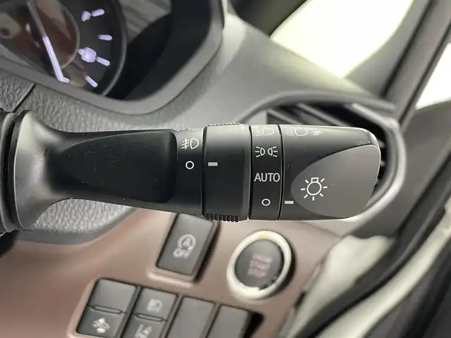 トヨタ エスクァイア Gi プレミアムパッケージ 埼玉県 2018(平30)年 5.6万km パール ＴＲＤエアロ　純正１０インチナビ　両側パワースライド　シートヒーター　ステアリングヒーター　ＬＥＤヘッドライト　ＬＥＤフォグ　バックカメラ　リアオートエアコン　クルーズコントロール　ビルトインＥＴＣ
