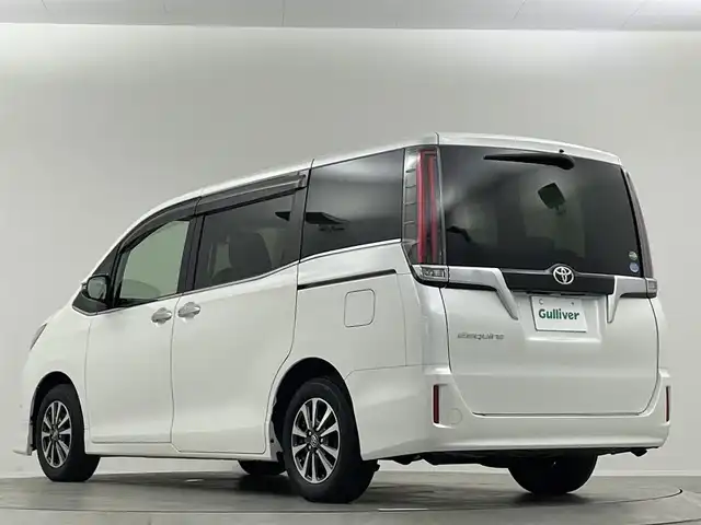 トヨタ エスクァイア Gi プレミアムパッケージ 埼玉県 2018(平30)年 5.6万km パール ＴＲＤエアロ　純正１０インチナビ　両側パワースライド　シートヒーター　ステアリングヒーター　ＬＥＤヘッドライト　ＬＥＤフォグ　バックカメラ　リアオートエアコン　クルーズコントロール　ビルトインＥＴＣ