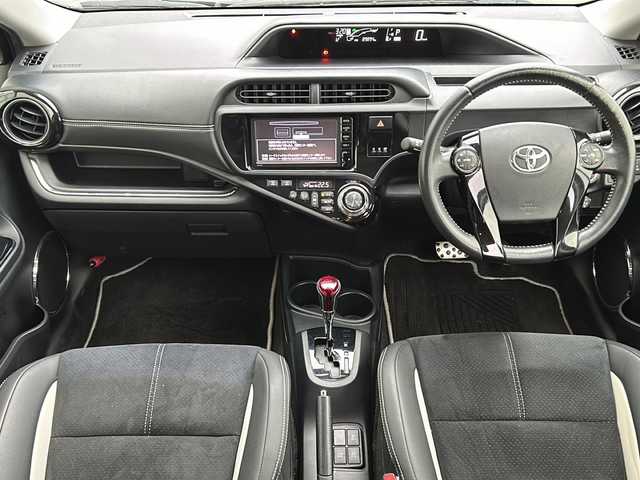 トヨタ アクア G G’s 山形県 2015(平27)年 9万km ブラックマイカ 禁煙車/横滑り防止装置/クルーズコントロール/純正ナビ/（Bluetooth/CD/DVD/フルセグ)/バックカメラ/ハーフレザーシート/LEDオートライト/フォグランプ/純正ドライブレコーダー/ステアリングスイッチ/ビルトインETC/純正AW/純正フロアマット/電動格納ウィンカーミラー/スマートキー