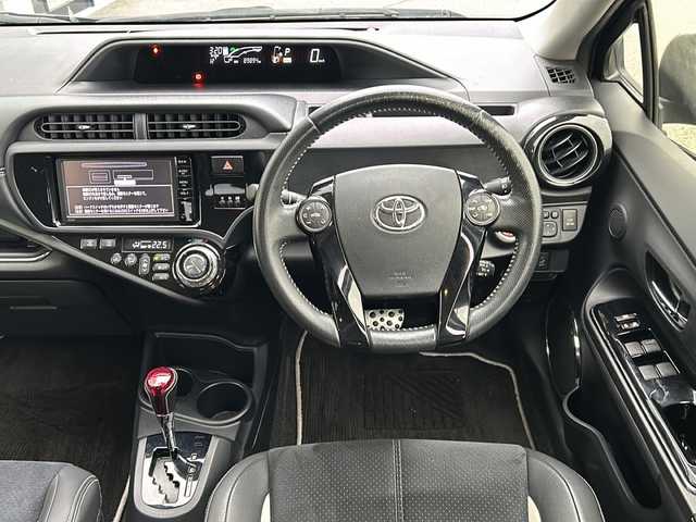 トヨタ アクア G G’s 山形県 2015(平27)年 9万km ブラックマイカ 禁煙車/横滑り防止装置/クルーズコントロール/純正ナビ/（Bluetooth/CD/DVD/フルセグ)/バックカメラ/ハーフレザーシート/LEDオートライト/フォグランプ/純正ドライブレコーダー/ステアリングスイッチ/ビルトインETC/純正AW/純正フロアマット/電動格納ウィンカーミラー/スマートキー