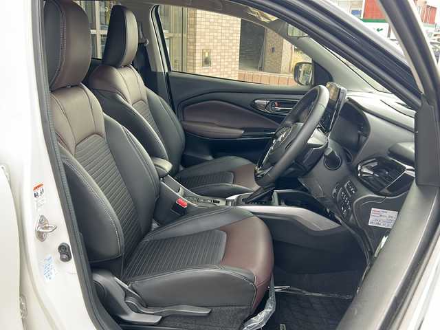 スズキ フロンクス 静岡県 2024(令6)年 0.7万km パールⅡ 純正ナビ/・フルセグTV/・FM/AM/・Bluetooth/・USB/・iPod/・HDMI/・Smartphone Link/主要装備/・全方位カメラ/・ワイヤレス充電器/・前席シートヒーター/・ＥＴＣ/・ヘッドアップディスプレイ/・衝突被害軽減システム/・アイドリングストップ/・レーンキープアシスト/・追従クルコン/・電動パーキング/・オートホールド/・パドルシフト/・ステリモ/・ハーフレザーシート