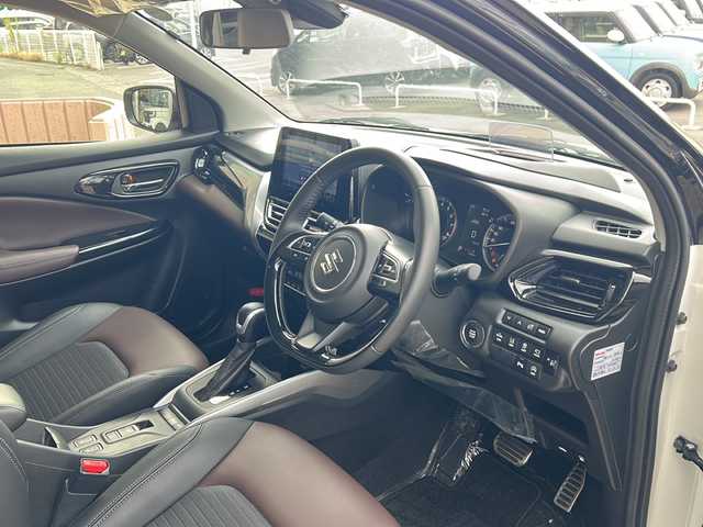 スズキ フロンクス 静岡県 2024(令6)年 0.7万km パールⅡ 純正ナビ/・フルセグTV/・FM/AM/・Bluetooth/・USB/・iPod/・HDMI/・Smartphone Link/主要装備/・全方位カメラ/・ワイヤレス充電器/・前席シートヒーター/・ＥＴＣ/・ヘッドアップディスプレイ/・衝突被害軽減システム/・アイドリングストップ/・レーンキープアシスト/・追従クルコン/・電動パーキング/・オートホールド/・パドルシフト/・ステリモ/・ハーフレザーシート