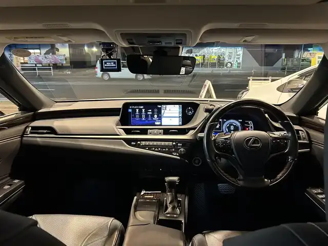 レクサス ＥＳ 300h バージョンL 愛知県 2020(令2)年 4.2万km ソニッククォーツ /ワンオーナー車//R3～R7年度分D記録簿//純正メモリナビ//AM/FM/BT/CD/DVD//SD/USB/フルセグ/AUX//サンルーフ//ビルトインETC2.0//パノラミックビューモニター//ブラインドスポットモニター//ヘッドアップディスプレイ//プリクラッシュセーフティー//レーダークルーズコントロール//ロードトレーシングアシスト//ロードサインアシスト//パーキングサポートアラーム//クリアランスソナー//先行車発進お知らせ//タイヤ空気圧警報システム//三眼LEDヘッドライト//AC100V//電動リアゲート//ブレーキホールド//電動パーキングブレーキ//オートヘッドライト//オートハイビーム//フォグランプ//オートワイパー//電動リアサンシェード//D.N席ベンチレーション//D・N席シートヒーター//D・N席メモリ付きパワーシート//ウッドコンビ革巻きステアリング//ステアリングヒーター//ステアリングスイッチ//電動チルト＆テレスコピックステアリング//パドルシフト//SPORT MODE//NORMAL MODE//ECO MODE//EV MODE//純正フロアマット//ドアバイザー//ISOFIX//保証書//スペアキー（スマートキー・カードキー×１）//前後ドライブレコーダー
