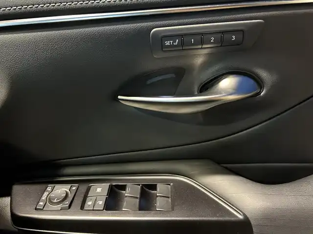 レクサス ＥＳ 300h バージョンL 愛知県 2020(令2)年 4.2万km ソニッククォーツ /ワンオーナー車//R3～R7年度分D記録簿//純正メモリナビ//AM/FM/BT/CD/DVD//SD/USB/フルセグ/AUX//サンルーフ//ビルトインETC2.0//パノラミックビューモニター//ブラインドスポットモニター//ヘッドアップディスプレイ//プリクラッシュセーフティー//レーダークルーズコントロール//ロードトレーシングアシスト//ロードサインアシスト//パーキングサポートアラーム//クリアランスソナー//先行車発進お知らせ//タイヤ空気圧警報システム//三眼LEDヘッドライト//AC100V//電動リアゲート//ブレーキホールド//電動パーキングブレーキ//オートヘッドライト//オートハイビーム//フォグランプ//オートワイパー//電動リアサンシェード//D.N席ベンチレーション//D・N席シートヒーター//D・N席メモリ付きパワーシート//ウッドコンビ革巻きステアリング//ステアリングヒーター//ステアリングスイッチ//電動チルト＆テレスコピックステアリング//パドルシフト//SPORT MODE//NORMAL MODE//ECO MODE//EV MODE//純正フロアマット//ドアバイザー//ISOFIX//保証書//スペアキー（スマートキー・カードキー×１）//前後ドライブレコーダー