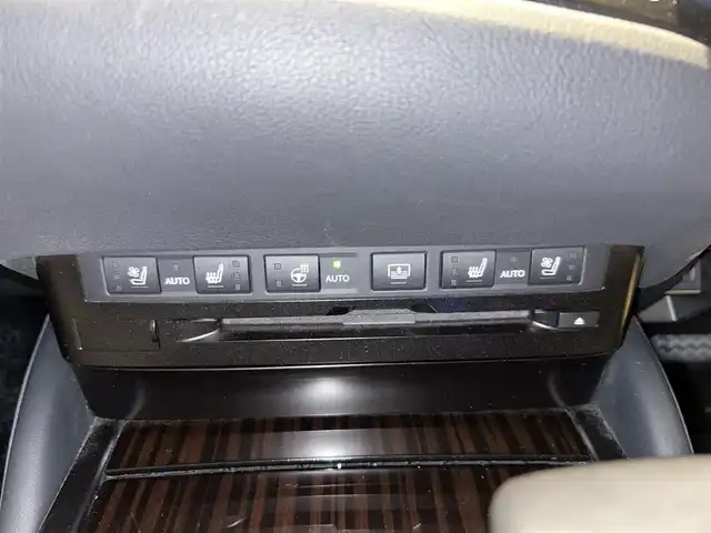 レクサス ＥＳ 300h バージョンL 愛知県 2020(令2)年 4.2万km ソニッククォーツ /ワンオーナー車//R3～R7年度分D記録簿//純正メモリナビ//AM/FM/BT/CD/DVD//SD/USB/フルセグ/AUX//サンルーフ//ビルトインETC2.0//パノラミックビューモニター//ブラインドスポットモニター//ヘッドアップディスプレイ//プリクラッシュセーフティー//レーダークルーズコントロール//ロードトレーシングアシスト//ロードサインアシスト//パーキングサポートアラーム//クリアランスソナー//先行車発進お知らせ//タイヤ空気圧警報システム//三眼LEDヘッドライト//AC100V//電動リアゲート//ブレーキホールド//電動パーキングブレーキ//オートヘッドライト//オートハイビーム//フォグランプ//オートワイパー//電動リアサンシェード//D.N席ベンチレーション//D・N席シートヒーター//D・N席メモリ付きパワーシート//ウッドコンビ革巻きステアリング//ステアリングヒーター//ステアリングスイッチ//電動チルト＆テレスコピックステアリング//パドルシフト//SPORT MODE//NORMAL MODE//ECO MODE//EV MODE//純正フロアマット//ドアバイザー//ISOFIX//保証書//スペアキー（スマートキー・カードキー×１）//前後ドライブレコーダー