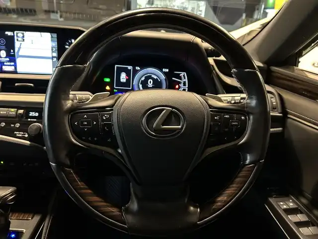 レクサス ＥＳ 300h バージョンL 愛知県 2020(令2)年 4.2万km ソニッククォーツ /ワンオーナー車//R3～R7年度分D記録簿//純正メモリナビ//AM/FM/BT/CD/DVD//SD/USB/フルセグ/AUX//サンルーフ//ビルトインETC2.0//パノラミックビューモニター//ブラインドスポットモニター//ヘッドアップディスプレイ//プリクラッシュセーフティー//レーダークルーズコントロール//ロードトレーシングアシスト//ロードサインアシスト//パーキングサポートアラーム//クリアランスソナー//先行車発進お知らせ//タイヤ空気圧警報システム//三眼LEDヘッドライト//AC100V//電動リアゲート//ブレーキホールド//電動パーキングブレーキ//オートヘッドライト//オートハイビーム//フォグランプ//オートワイパー//電動リアサンシェード//D.N席ベンチレーション//D・N席シートヒーター//D・N席メモリ付きパワーシート//ウッドコンビ革巻きステアリング//ステアリングヒーター//ステアリングスイッチ//電動チルト＆テレスコピックステアリング//パドルシフト//SPORT MODE//NORMAL MODE//ECO MODE//EV MODE//純正フロアマット//ドアバイザー//ISOFIX//保証書//スペアキー（スマートキー・カードキー×１）//前後ドライブレコーダー