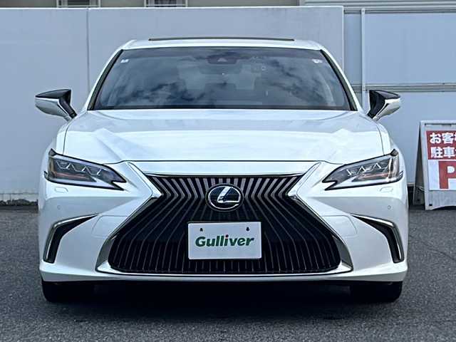 レクサス ＥＳ 300h バージョンL 愛知県 2020(令2)年 4.2万km ソニッククォーツ /ワンオーナー車//R3～R7年度分D記録簿//純正メモリナビ//AM/FM/BT/CD/DVD//SD/USB/フルセグ/AUX//サンルーフ//ビルトインETC2.0//パノラミックビューモニター//ブラインドスポットモニター//ヘッドアップディスプレイ//プリクラッシュセーフティー//レーダークルーズコントロール//ロードトレーシングアシスト//ロードサインアシスト//パーキングサポートアラーム//クリアランスソナー//先行車発進お知らせ//タイヤ空気圧警報システム//三眼LEDヘッドライト//AC100V//電動リアゲート//ブレーキホールド//電動パーキングブレーキ//オートヘッドライト//オートハイビーム//フォグランプ//オートワイパー//電動リアサンシェード//D.N席ベンチレーション//D・N席シートヒーター//D・N席メモリ付きパワーシート//ウッドコンビ革巻きステアリング//ステアリングヒーター//ステアリングスイッチ//電動チルト＆テレスコピックステアリング//パドルシフト//SPORT MODE//NORMAL MODE//ECO MODE//EV MODE//純正フロアマット//ドアバイザー//ISOFIX//保証書//スペアキー（スマートキー・カードキー×１）//前後ドライブレコーダー
