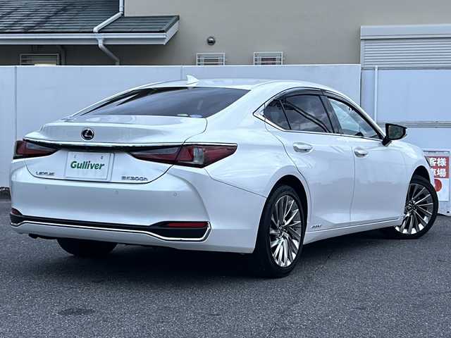 レクサス ＥＳ 300h バージョンL 愛知県 2020(令2)年 4.2万km ソニッククォーツ /ワンオーナー車//R3～R7年度分D記録簿//純正メモリナビ//AM/FM/BT/CD/DVD//SD/USB/フルセグ/AUX//サンルーフ//ビルトインETC2.0//パノラミックビューモニター//ブラインドスポットモニター//ヘッドアップディスプレイ//プリクラッシュセーフティー//レーダークルーズコントロール//ロードトレーシングアシスト//ロードサインアシスト//パーキングサポートアラーム//クリアランスソナー//先行車発進お知らせ//タイヤ空気圧警報システム//三眼LEDヘッドライト//AC100V//電動リアゲート//ブレーキホールド//電動パーキングブレーキ//オートヘッドライト//オートハイビーム//フォグランプ//オートワイパー//電動リアサンシェード//D.N席ベンチレーション//D・N席シートヒーター//D・N席メモリ付きパワーシート//ウッドコンビ革巻きステアリング//ステアリングヒーター//ステアリングスイッチ//電動チルト＆テレスコピックステアリング//パドルシフト//SPORT MODE//NORMAL MODE//ECO MODE//EV MODE//純正フロアマット//ドアバイザー//ISOFIX//保証書//スペアキー（スマートキー・カードキー×１）//前後ドライブレコーダー
