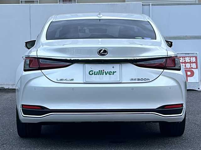 レクサス ＥＳ 300h バージョンL 愛知県 2020(令2)年 4.2万km ソニッククォーツ /ワンオーナー車//R3～R7年度分D記録簿//純正メモリナビ//AM/FM/BT/CD/DVD//SD/USB/フルセグ/AUX//サンルーフ//ビルトインETC2.0//パノラミックビューモニター//ブラインドスポットモニター//ヘッドアップディスプレイ//プリクラッシュセーフティー//レーダークルーズコントロール//ロードトレーシングアシスト//ロードサインアシスト//パーキングサポートアラーム//クリアランスソナー//先行車発進お知らせ//タイヤ空気圧警報システム//三眼LEDヘッドライト//AC100V//電動リアゲート//ブレーキホールド//電動パーキングブレーキ//オートヘッドライト//オートハイビーム//フォグランプ//オートワイパー//電動リアサンシェード//D.N席ベンチレーション//D・N席シートヒーター//D・N席メモリ付きパワーシート//ウッドコンビ革巻きステアリング//ステアリングヒーター//ステアリングスイッチ//電動チルト＆テレスコピックステアリング//パドルシフト//SPORT MODE//NORMAL MODE//ECO MODE//EV MODE//純正フロアマット//ドアバイザー//ISOFIX//保証書//スペアキー（スマートキー・カードキー×１）//前後ドライブレコーダー