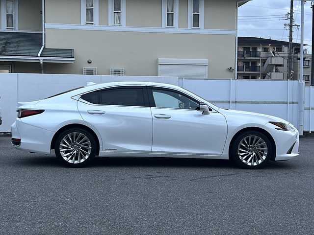 レクサス ＥＳ 300h バージョンL 愛知県 2020(令2)年 4.2万km ソニッククォーツ /ワンオーナー車//R3～R7年度分D記録簿//純正メモリナビ//AM/FM/BT/CD/DVD//SD/USB/フルセグ/AUX//サンルーフ//ビルトインETC2.0//パノラミックビューモニター//ブラインドスポットモニター//ヘッドアップディスプレイ//プリクラッシュセーフティー//レーダークルーズコントロール//ロードトレーシングアシスト//ロードサインアシスト//パーキングサポートアラーム//クリアランスソナー//先行車発進お知らせ//タイヤ空気圧警報システム//三眼LEDヘッドライト//AC100V//電動リアゲート//ブレーキホールド//電動パーキングブレーキ//オートヘッドライト//オートハイビーム//フォグランプ//オートワイパー//電動リアサンシェード//D.N席ベンチレーション//D・N席シートヒーター//D・N席メモリ付きパワーシート//ウッドコンビ革巻きステアリング//ステアリングヒーター//ステアリングスイッチ//電動チルト＆テレスコピックステアリング//パドルシフト//SPORT MODE//NORMAL MODE//ECO MODE//EV MODE//純正フロアマット//ドアバイザー//ISOFIX//保証書//スペアキー（スマートキー・カードキー×１）//前後ドライブレコーダー