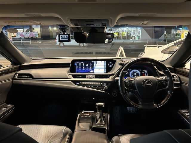 レクサス ＥＳ 300h バージョンL 福岡県 2020(令2)年 4.2万km ソニッククォーツ /ワンオーナー車//R3～R7年度分D記録簿//純正メモリナビ//AM/FM/BT/CD/DVD//SD/USB/フルセグ/AUX//サンルーフ//ビルトインETC2.0//パノラミックビューモニター//ブラインドスポットモニター//ヘッドアップディスプレイ//プリクラッシュセーフティー//レーダークルーズコントロール//ロードトレーシングアシスト//ロードサインアシスト//パーキングサポートアラーム//クリアランスソナー//先行車発進お知らせ//タイヤ空気圧警報システム//三眼LEDヘッドライト//AC100V//電動リアゲート//ブレーキホールド//電動パーキングブレーキ//オートヘッドライト//オートハイビーム//フォグランプ//オートワイパー//電動リアサンシェード//D.N席ベンチレーション//D・N席シートヒーター//D・N席メモリ付きパワーシート//ウッドコンビ革巻きステアリング//ステアリングヒーター//ステアリングスイッチ//電動チルト＆テレスコピックステアリング//パドルシフト//SPORT MODE//NORMAL MODE//ECO MODE//EV MODE//純正フロアマット//ドアバイザー//ISOFIX//保証書//スペアキー（スマートキー・カードキー×１）//前後ドライブレコーダー