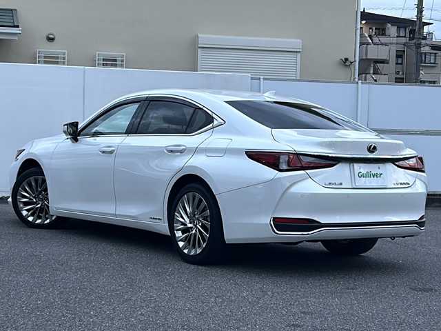 レクサス ＥＳ 300h バージョンL 福岡県 2020(令2)年 4.2万km ソニッククォーツ /ワンオーナー車//R3～R7年度分D記録簿//純正メモリナビ//AM/FM/BT/CD/DVD//SD/USB/フルセグ/AUX//サンルーフ//ビルトインETC2.0//パノラミックビューモニター//ブラインドスポットモニター//ヘッドアップディスプレイ//プリクラッシュセーフティー//レーダークルーズコントロール//ロードトレーシングアシスト//ロードサインアシスト//パーキングサポートアラーム//クリアランスソナー//先行車発進お知らせ//タイヤ空気圧警報システム//三眼LEDヘッドライト//AC100V//電動リアゲート//ブレーキホールド//電動パーキングブレーキ//オートヘッドライト//オートハイビーム//フォグランプ//オートワイパー//電動リアサンシェード//D.N席ベンチレーション//D・N席シートヒーター//D・N席メモリ付きパワーシート//ウッドコンビ革巻きステアリング//ステアリングヒーター//ステアリングスイッチ//電動チルト＆テレスコピックステアリング//パドルシフト//SPORT MODE//NORMAL MODE//ECO MODE//EV MODE//純正フロアマット//ドアバイザー//ISOFIX//保証書//スペアキー（スマートキー・カードキー×１）//前後ドライブレコーダー