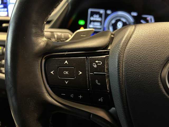 レクサス ＥＳ 300h バージョンL 福岡県 2020(令2)年 4.2万km ソニッククォーツ /ワンオーナー車//R3～R7年度分D記録簿//純正メモリナビ//AM/FM/BT/CD/DVD//SD/USB/フルセグ/AUX//サンルーフ//ビルトインETC2.0//パノラミックビューモニター//ブラインドスポットモニター//ヘッドアップディスプレイ//プリクラッシュセーフティー//レーダークルーズコントロール//ロードトレーシングアシスト//ロードサインアシスト//パーキングサポートアラーム//クリアランスソナー//先行車発進お知らせ//タイヤ空気圧警報システム//三眼LEDヘッドライト//AC100V//電動リアゲート//ブレーキホールド//電動パーキングブレーキ//オートヘッドライト//オートハイビーム//フォグランプ//オートワイパー//電動リアサンシェード//D.N席ベンチレーション//D・N席シートヒーター//D・N席メモリ付きパワーシート//ウッドコンビ革巻きステアリング//ステアリングヒーター//ステアリングスイッチ//電動チルト＆テレスコピックステアリング//パドルシフト//SPORT MODE//NORMAL MODE//ECO MODE//EV MODE//純正フロアマット//ドアバイザー//ISOFIX//保証書//スペアキー（スマートキー・カードキー×１）//前後ドライブレコーダー