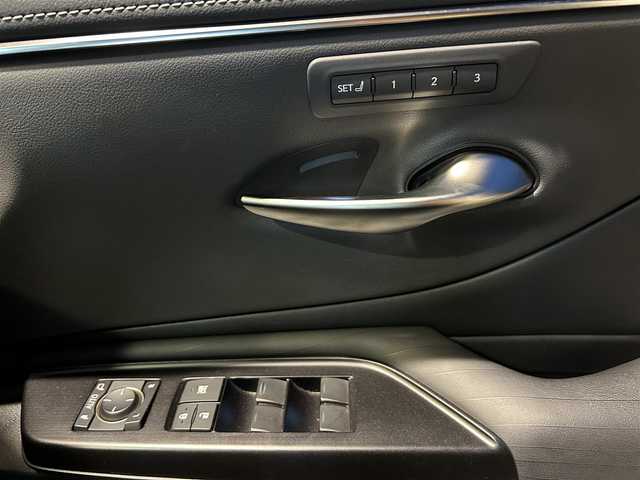 レクサス ＥＳ 300h バージョンL 福岡県 2020(令2)年 4.2万km ソニッククォーツ /ワンオーナー車//R3～R7年度分D記録簿//純正メモリナビ//AM/FM/BT/CD/DVD//SD/USB/フルセグ/AUX//サンルーフ//ビルトインETC2.0//パノラミックビューモニター//ブラインドスポットモニター//ヘッドアップディスプレイ//プリクラッシュセーフティー//レーダークルーズコントロール//ロードトレーシングアシスト//ロードサインアシスト//パーキングサポートアラーム//クリアランスソナー//先行車発進お知らせ//タイヤ空気圧警報システム//三眼LEDヘッドライト//AC100V//電動リアゲート//ブレーキホールド//電動パーキングブレーキ//オートヘッドライト//オートハイビーム//フォグランプ//オートワイパー//電動リアサンシェード//D.N席ベンチレーション//D・N席シートヒーター//D・N席メモリ付きパワーシート//ウッドコンビ革巻きステアリング//ステアリングヒーター//ステアリングスイッチ//電動チルト＆テレスコピックステアリング//パドルシフト//SPORT MODE//NORMAL MODE//ECO MODE//EV MODE//純正フロアマット//ドアバイザー//ISOFIX//保証書//スペアキー（スマートキー・カードキー×１）//前後ドライブレコーダー