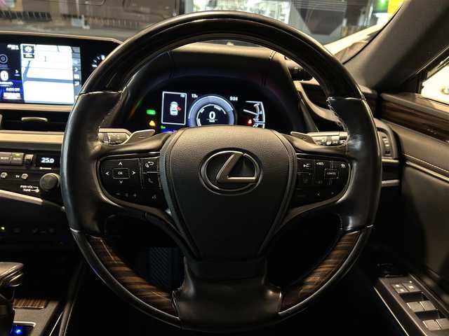 レクサス ＥＳ 300h バージョンL 福岡県 2020(令2)年 4.2万km ソニッククォーツ /ワンオーナー車//R3～R7年度分D記録簿//純正メモリナビ//AM/FM/BT/CD/DVD//SD/USB/フルセグ/AUX//サンルーフ//ビルトインETC2.0//パノラミックビューモニター//ブラインドスポットモニター//ヘッドアップディスプレイ//プリクラッシュセーフティー//レーダークルーズコントロール//ロードトレーシングアシスト//ロードサインアシスト//パーキングサポートアラーム//クリアランスソナー//先行車発進お知らせ//タイヤ空気圧警報システム//三眼LEDヘッドライト//AC100V//電動リアゲート//ブレーキホールド//電動パーキングブレーキ//オートヘッドライト//オートハイビーム//フォグランプ//オートワイパー//電動リアサンシェード//D.N席ベンチレーション//D・N席シートヒーター//D・N席メモリ付きパワーシート//ウッドコンビ革巻きステアリング//ステアリングヒーター//ステアリングスイッチ//電動チルト＆テレスコピックステアリング//パドルシフト//SPORT MODE//NORMAL MODE//ECO MODE//EV MODE//純正フロアマット//ドアバイザー//ISOFIX//保証書//スペアキー（スマートキー・カードキー×１）//前後ドライブレコーダー