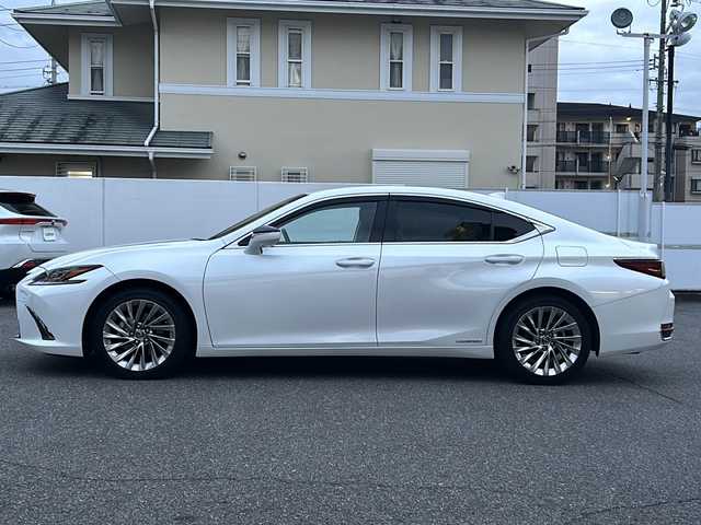 レクサス ＥＳ 300h バージョンL 福岡県 2020(令2)年 4.2万km ソニッククォーツ /ワンオーナー車//R3～R7年度分D記録簿//純正メモリナビ//AM/FM/BT/CD/DVD//SD/USB/フルセグ/AUX//サンルーフ//ビルトインETC2.0//パノラミックビューモニター//ブラインドスポットモニター//ヘッドアップディスプレイ//プリクラッシュセーフティー//レーダークルーズコントロール//ロードトレーシングアシスト//ロードサインアシスト//パーキングサポートアラーム//クリアランスソナー//先行車発進お知らせ//タイヤ空気圧警報システム//三眼LEDヘッドライト//AC100V//電動リアゲート//ブレーキホールド//電動パーキングブレーキ//オートヘッドライト//オートハイビーム//フォグランプ//オートワイパー//電動リアサンシェード//D.N席ベンチレーション//D・N席シートヒーター//D・N席メモリ付きパワーシート//ウッドコンビ革巻きステアリング//ステアリングヒーター//ステアリングスイッチ//電動チルト＆テレスコピックステアリング//パドルシフト//SPORT MODE//NORMAL MODE//ECO MODE//EV MODE//純正フロアマット//ドアバイザー//ISOFIX//保証書//スペアキー（スマートキー・カードキー×１）//前後ドライブレコーダー