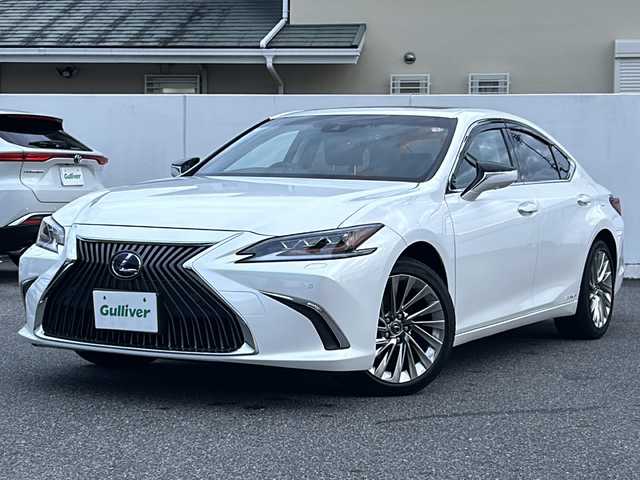レクサス ＥＳ 300h バージョンL 福岡県 2020(令2)年 4.2万km ソニッククォーツ /ワンオーナー車//R3～R7年度分D記録簿//純正メモリナビ//AM/FM/BT/CD/DVD//SD/USB/フルセグ/AUX//サンルーフ//ビルトインETC2.0//パノラミックビューモニター//ブラインドスポットモニター//ヘッドアップディスプレイ//プリクラッシュセーフティー//レーダークルーズコントロール//ロードトレーシングアシスト//ロードサインアシスト//パーキングサポートアラーム//クリアランスソナー//先行車発進お知らせ//タイヤ空気圧警報システム//三眼LEDヘッドライト//AC100V//電動リアゲート//ブレーキホールド//電動パーキングブレーキ//オートヘッドライト//オートハイビーム//フォグランプ//オートワイパー//電動リアサンシェード//D.N席ベンチレーション//D・N席シートヒーター//D・N席メモリ付きパワーシート//ウッドコンビ革巻きステアリング//ステアリングヒーター//ステアリングスイッチ//電動チルト＆テレスコピックステアリング//パドルシフト//SPORT MODE//NORMAL MODE//ECO MODE//EV MODE//純正フロアマット//ドアバイザー//ISOFIX//保証書//スペアキー（スマートキー・カードキー×１）//前後ドライブレコーダー