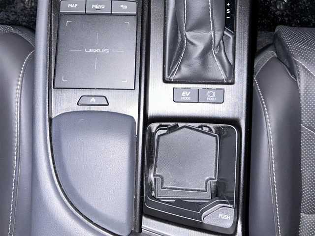 レクサス ＥＳ 300h バージョンL 福岡県 2020(令2)年 4.2万km ソニッククォーツ /ワンオーナー車//R3～R7年度分D記録簿//純正メモリナビ//AM/FM/BT/CD/DVD//SD/USB/フルセグ/AUX//サンルーフ//ビルトインETC2.0//パノラミックビューモニター//ブラインドスポットモニター//ヘッドアップディスプレイ//プリクラッシュセーフティー//レーダークルーズコントロール//ロードトレーシングアシスト//ロードサインアシスト//パーキングサポートアラーム//クリアランスソナー//先行車発進お知らせ//タイヤ空気圧警報システム//三眼LEDヘッドライト//AC100V//電動リアゲート//ブレーキホールド//電動パーキングブレーキ//オートヘッドライト//オートハイビーム//フォグランプ//オートワイパー//電動リアサンシェード//D.N席ベンチレーション//D・N席シートヒーター//D・N席メモリ付きパワーシート//ウッドコンビ革巻きステアリング//ステアリングヒーター//ステアリングスイッチ//電動チルト＆テレスコピックステアリング//パドルシフト//SPORT MODE//NORMAL MODE//ECO MODE//EV MODE//純正フロアマット//ドアバイザー//ISOFIX//保証書//スペアキー（スマートキー・カードキー×１）//前後ドライブレコーダー