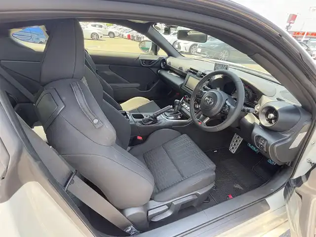 トヨタ ＧＲ８６ SZ 徳島県 2023(令5)年 0.4万km クリスタルホワイトパール 7インチナビ　NSZT-W68T/（ラジオ/BT/SD/フルセグ/DISC）/バックカメラ/コーナーセンサー/ETC/前後ドライブレコーダー/LEDヘッドライト/ドアバイザー/パドルシフト/追従式クルーズコントロール/スマートキー/スペアキー/プッシュスタート/新車時保証書/取扱説明書
