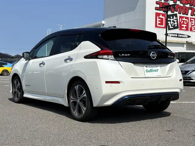 日産 リーフ G 大分県 2017(平29)年 4.2万km ブリリアントホワイトパール/オーロラフレアブルーパール 2トーン ・純正ナビ(CD/DVD/BT/USB/AUX)/・全方位カメラ/・フルセグテレビ/・BOSE/・エアリーグレー革シート/・ツートンルーフ/・プロパイロット/・エマージェンシーブレーキ/・コーナーセンサー/・ブラインドスポットモニター/・全席シートヒーター/・ETC/・ドライブレコーダー/・駐車支援/・デジタルインナーミラー/・ステアリングリモコン/・ステアリングヒーター